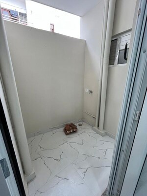 Room in 4 BHK Builder Floor at Jakhan – for Rent