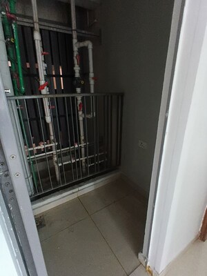 Furnished Amenities in 2 BHK Apartment at Kalpataru Immensa D, Kolshet Road – for Sale
