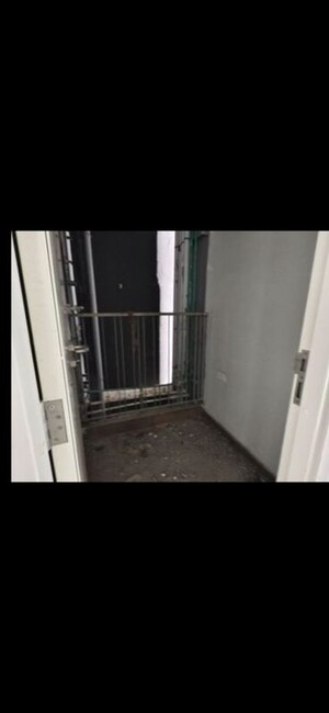 Room in 3 BHK Apartment at Kalpataru Immensa, Kolshet Road – for Rent