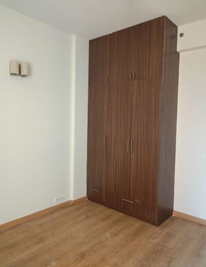 Room in 3 BHK Apartment at Pioneer Park Presidia, Sector 62 – for Rent