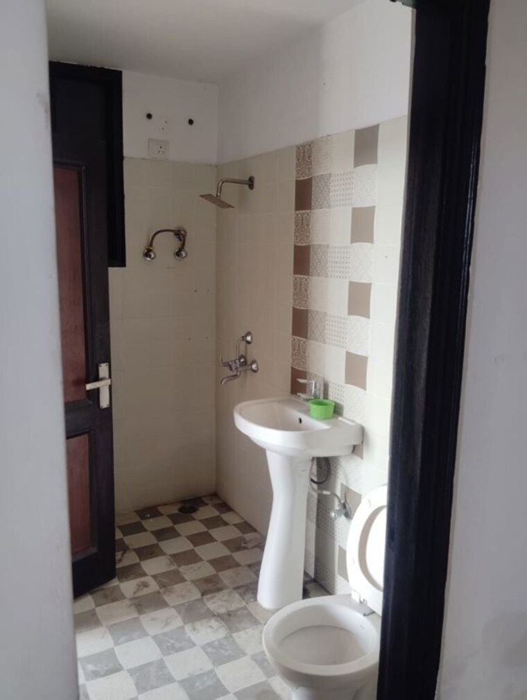 Bathroom, motia-blue-ridge 3 Bedroom 1000 Sq.Ft. Builder Floor In Dhakoli Zirakpur 10680515