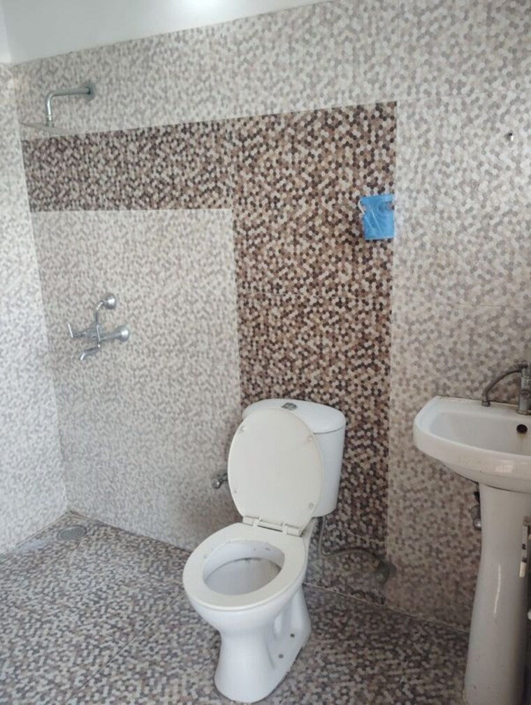Bathroom, ambala highway 3 Bedroom 2000 Sq.Ft. Apartment In Ambala Highway Zirakpur 10680526