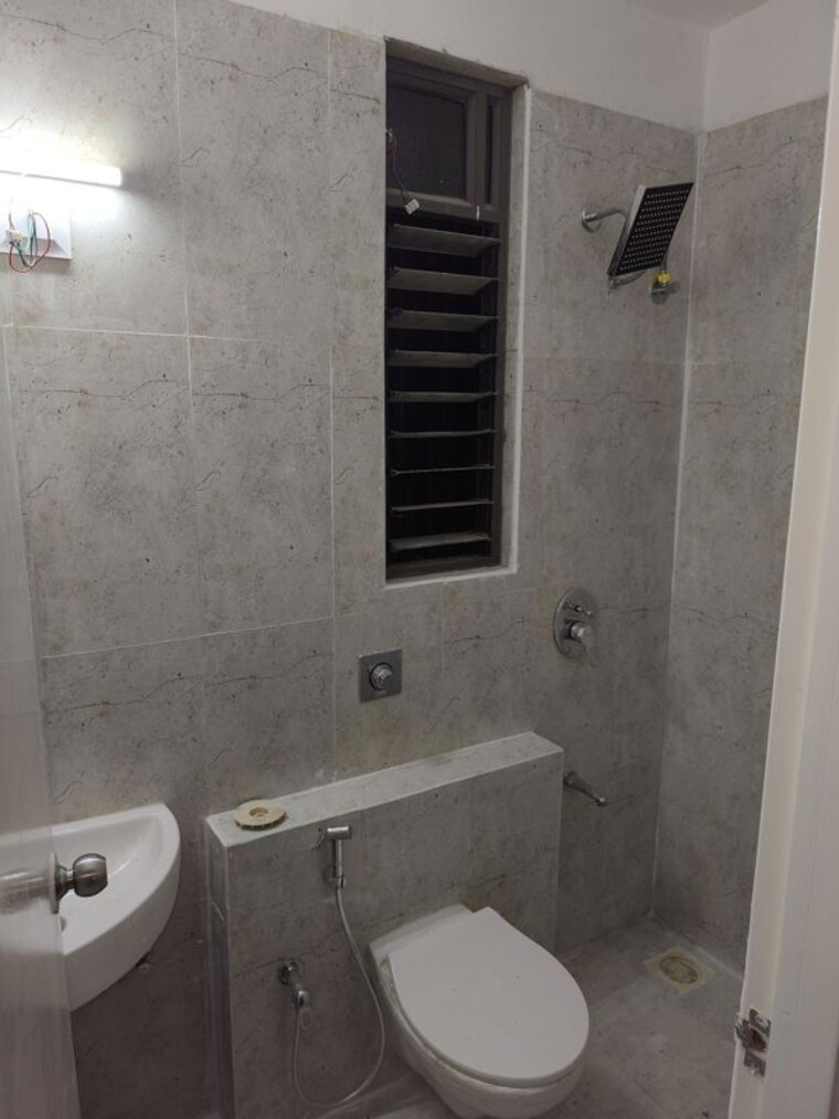 Bathroom, vaishnodevi circle 3 Bedroom 1019 Sq.Ft. Apartment In Vaishnodevi Circle Ahmedabad 10569805