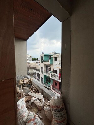 Parking in 5 BHK Builder Floor at Rohini Sector 15 – for Sale