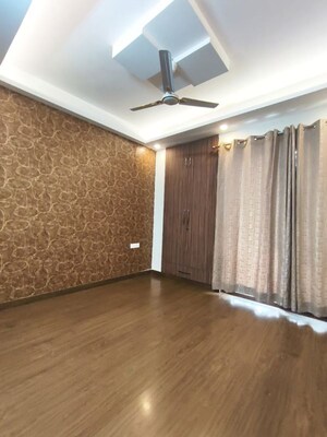 Room in 3 BHK Builder Floor at Smart World Orchard, Sector 61 – for Rent