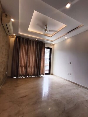 Room in 3 BHK Builder Floor at Smart World Orchard, Sector 61 – for Rent