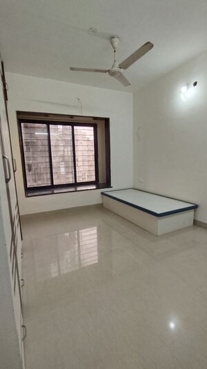 Room in 3 BHK Apartment at Swapnalok Towers, Malad East – for Rent