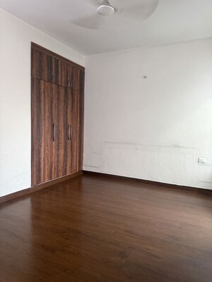 Room in 3 BHK Apartment at Mapsko Paradise, Sector 83 – for Rent