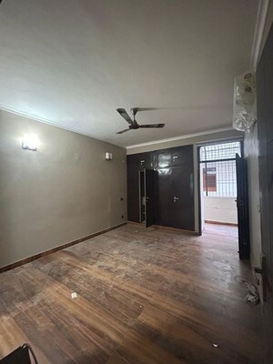 Room in 4 BHK Builder Floor at Huda Market, Sector 31 – for Rent