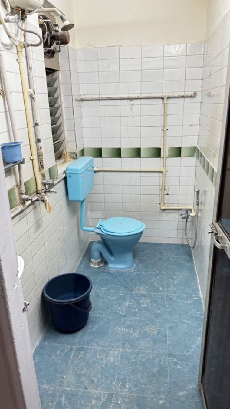 Bathroom, vile parle east 1 RK 320 Sq.Ft. Apartment In Vile Parle East Mumbai 10680733