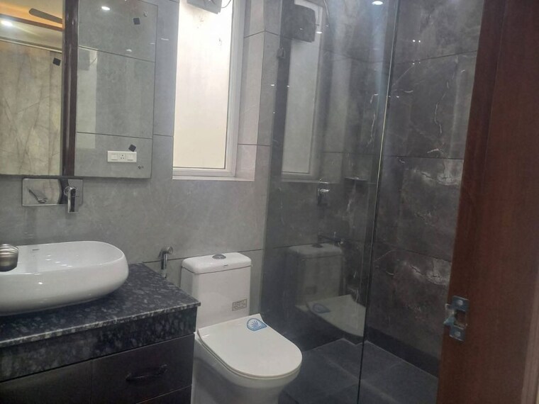Bathroom, shivalik colony 3 Bedroom 200 Sq.Ft. Builder Floor In Shivalik Colony Delhi 10680759