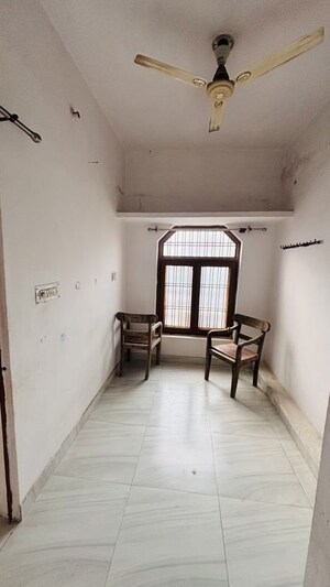 Room in 1 BHK Builder Floor at Defence Colony – for Rent