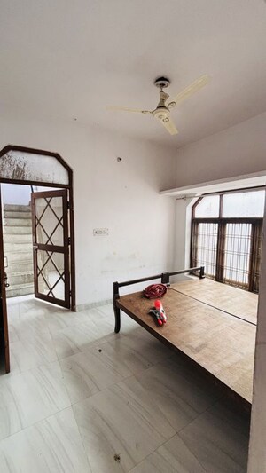 Room in 1 BHK Builder Floor at Defence Colony – for Rent