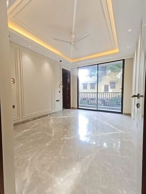 Room in 4 BHK Apartment at BPTP Amstoria, Sector 102 – for Sale