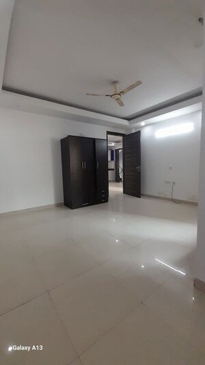 Room in 3 BHK Builder Floor at Palam Vihar – for Rent