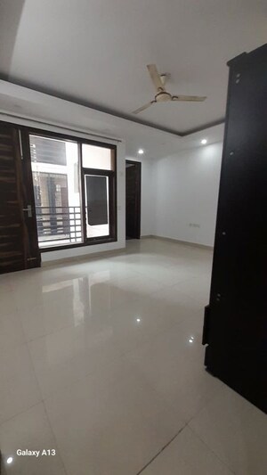 Room in 3 BHK Builder Floor at Palam Vihar – for Rent