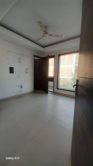 Room in 3 BHK Builder Floor at Palam Vihar – for Rent