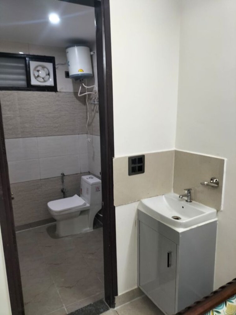 Bathroom, sector 23 2 Bedroom 750 Sq.Ft. Builder Floor In Sector 23 Gurgaon 10681113