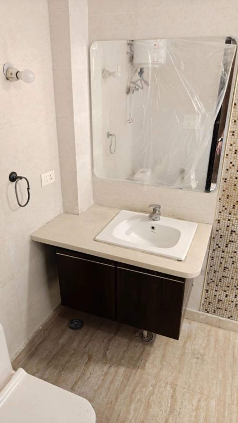 Bathroom, model town 5 Bedroom 4050 Sq.Ft. Builder Floor In Model Town Delhi 10680381