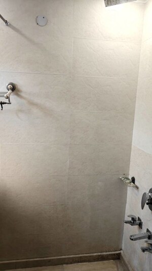 5 BHK Builder Floor – Nearby View at Model Town - for Rent