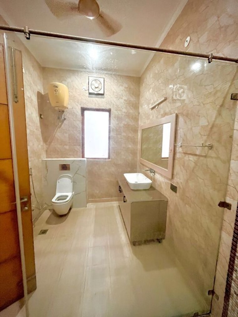 Bathroom, green fields colony 5 Bedroom 525 Sq.Yd. Builder Floor In Green Fields Colony Faridabad 10681088