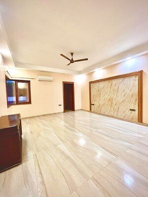 Room in 5 BHK Builder Floor at Green Fields Colony – for Rent