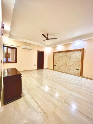 Room in 5 BHK Builder Floor at Green Fields Colony – for Rent