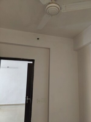 Room in 2.5 BHK Apartment at Amrapali Zodiac, Sector 120 – for Rent