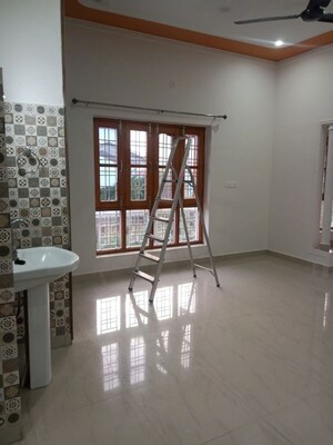 Room in 4 BHK Independent House at Canal Road – for Rent