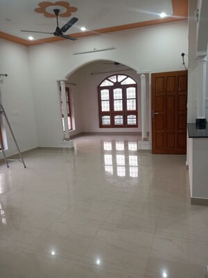 Room in 4 BHK Independent House at Canal Road – for Rent