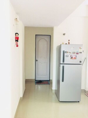 1 BHK Apartment – Entrance View at Lokhandwala Complex - for Rent