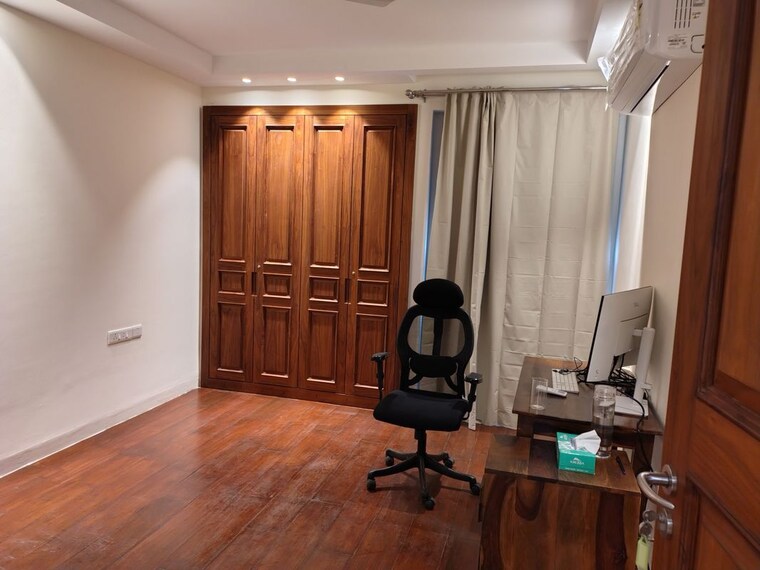 Room, defence colony 3 Bedroom 325 Sq.Yd. Builder Floor In Defence Colony Delhi 10447167
