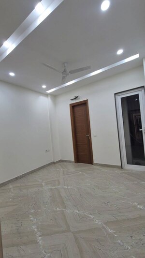 Room in 3 BHK Builder Floor at Chittaranjan Park – for Rent