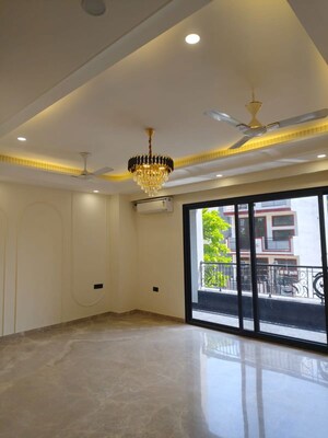 Room in 4 BHK Builder Floor at Sector 55 – for Rent