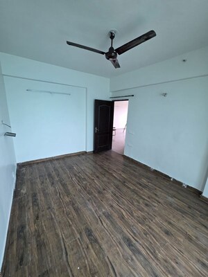 Room in 3 BHK Apartment at Puri Anand Villas Phase II, Sector 81 – for Rent