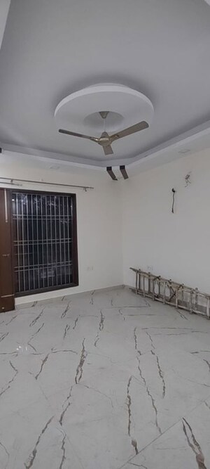Room in 5 BHK Builder Floor at Ashoka Enclave Faridabad, Sector 34 – for Rent