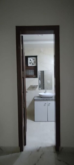 Building Lobby in 5 BHK Builder Floor at Ashoka Enclave Faridabad, Sector 34 – for Rent