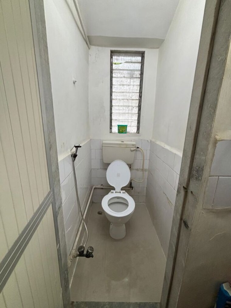 Bathroom, nagnath-chs 1.5 Bedroom 560 Sq.Ft. Apartment In Andheri West Mumbai 10681597