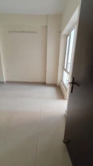Room in 2.5 BHK Apartment at Panchsheel Greens, Sector 16 Greater Noida – for Sale