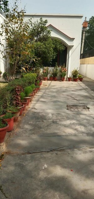 Parking in 2 BHK Independent House at Sainik Farm – for Sale