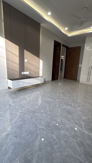 Room in 4 BHK Builder Floor at Palam Vihar – for Rent
