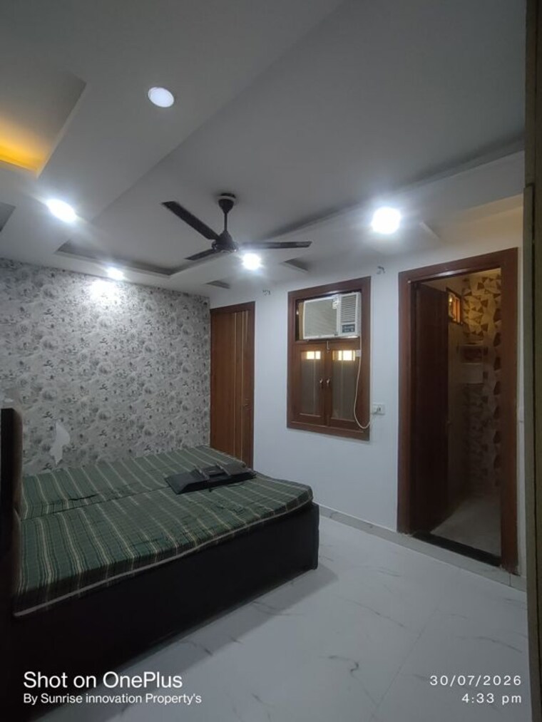 Room, dwarka mor 3 Bedroom 90 Sq.Yd. Builder Floor In Dwarka Mor Delhi 10681737
