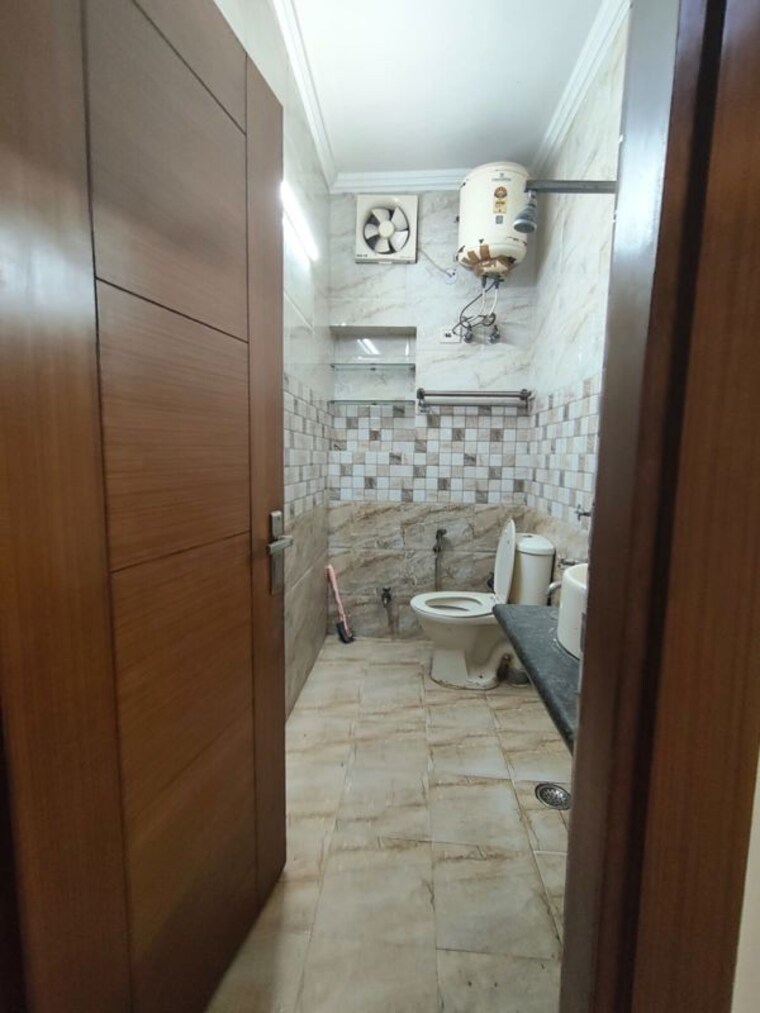 Bathroom, kalkaji 3 Bedroom 900 Sq.Ft. Builder Floor In Kalkaji Delhi 10681834