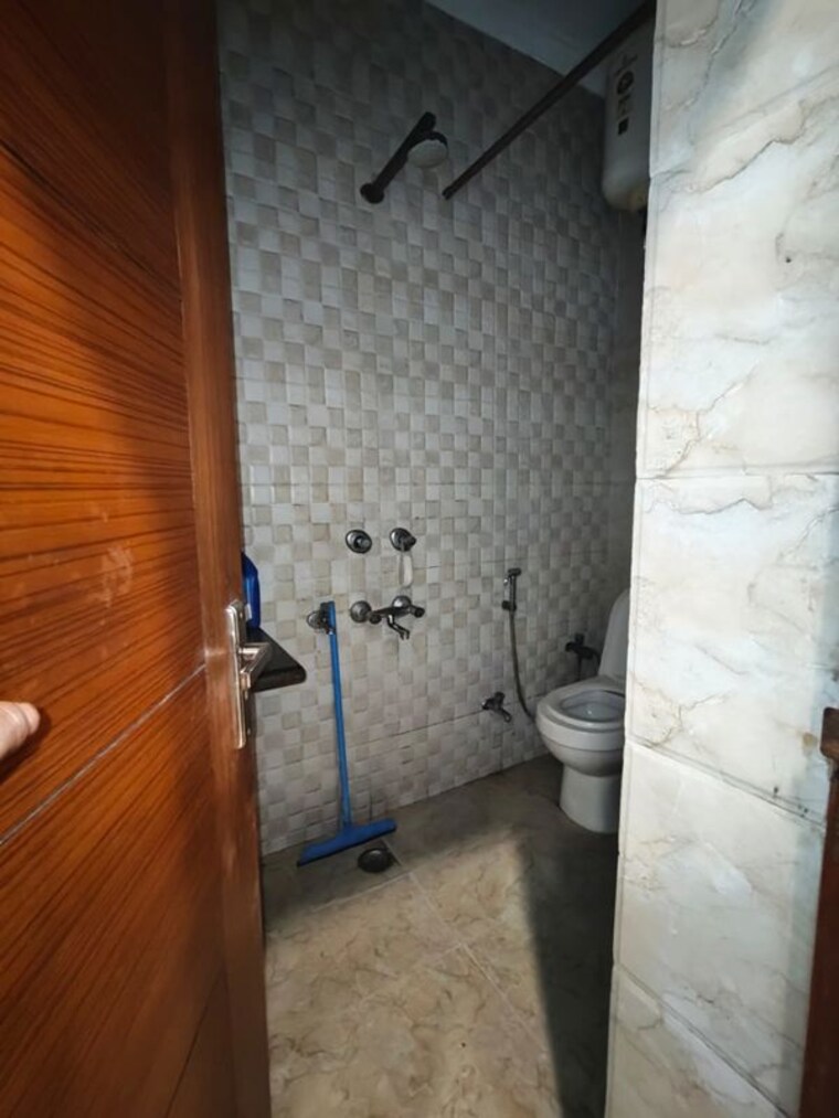 Bathroom, kalkaji 3 Bedroom 900 Sq.Ft. Builder Floor In Kalkaji Delhi 10681834