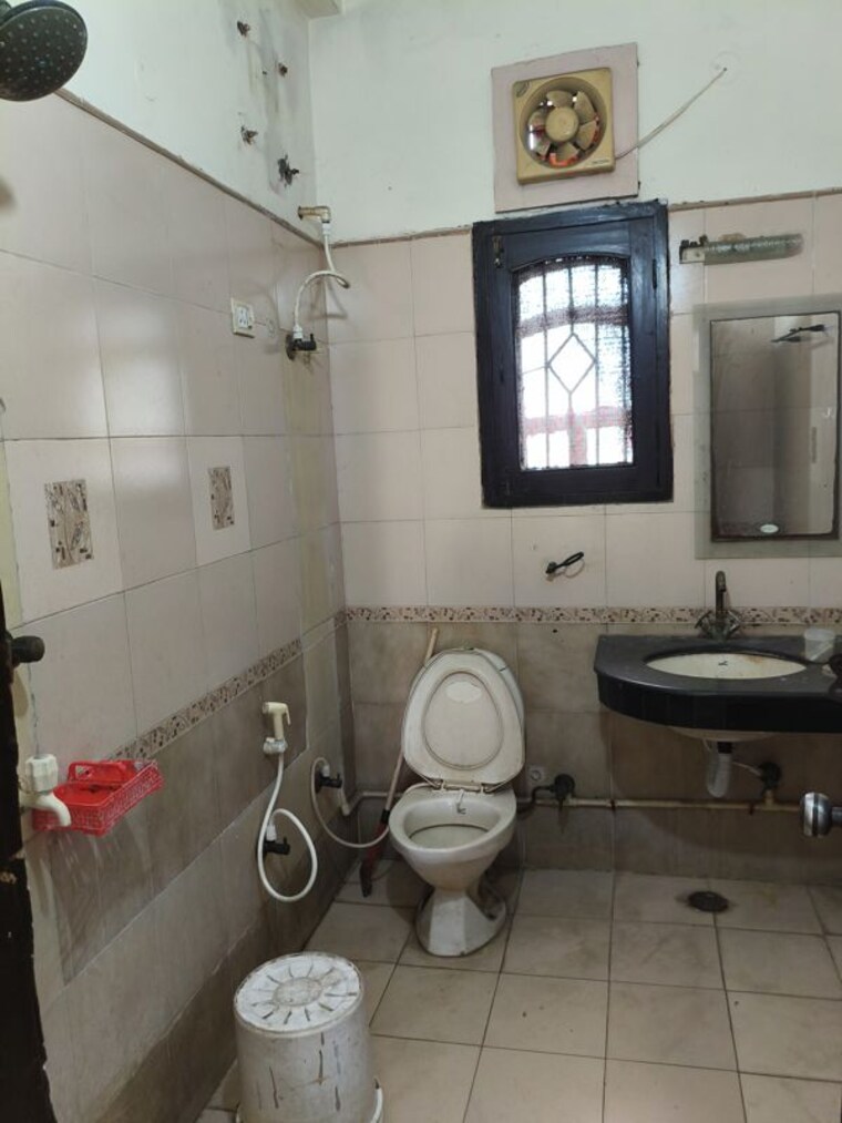 Bathroom, sector 61 2 Bedroom 1350 Sq.Ft. Builder Floor In Sector 61 Noida 10681843