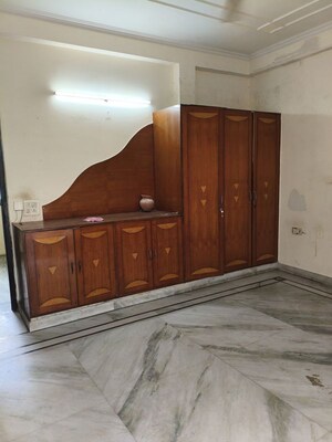 Room in 2 BHK Builder Floor at Sector 61 – for Rent