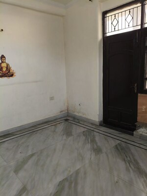 Room in 2 BHK Builder Floor at Sector 61 – for Rent