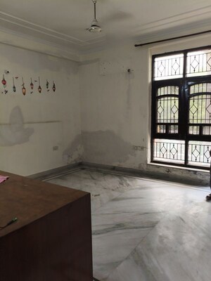 Room in 2 BHK Builder Floor at Sector 61 – for Rent