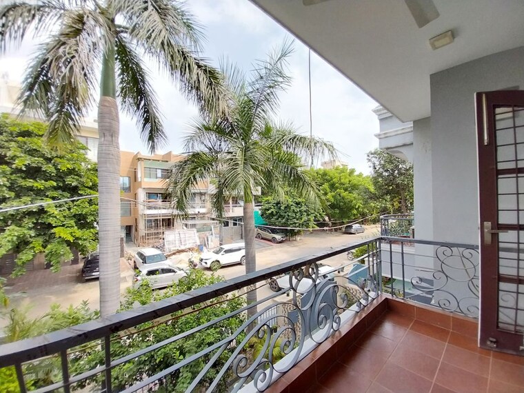 Balcony, sector 50 5 Bedroom 240 Sq.Yd. Villa In Sector 50 Gurgaon 10681923