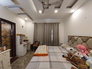 Bedroom in 5 BHK Villa at Sector 50 – for Rent